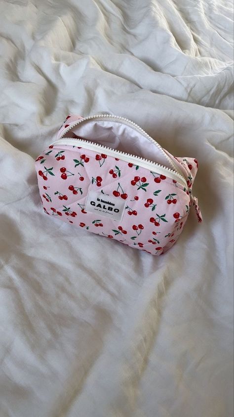 Cherry Makeup Bag, Cute Makeup Bags, Photographie Portrait Inspiration, Keramik Design, Sewing Class, Essential Bag, Makeup Pouch, Cute Bags, Cute Makeup