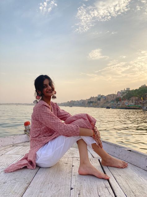 Varanasi Outfits Travel, Photo Poses In Banaras, Banaras Aesthetic Outfits, Banaras Picture Ideas, Banaras Photoshoot Ideas, Banaras Outfit Ideas, Rishikesh Outfits, Banaras Photoshoot, Ghat Photography