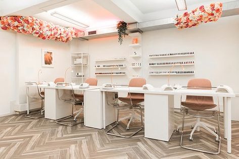 Nail Bar Ideas Small Spaces, Nail Bar Ideas, Nail Boutique, Nail Salon Furniture, Nail Store, Small Space Interior Design, Nail Salon Decor, House Of Lashes, Beauty Salon Decor