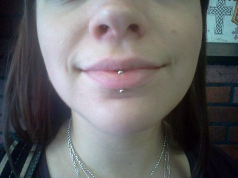 middle lip piercing Middle Bottom Lip Piercing, Underlip Peircings, Lip Ring Middle, Middle Lip Piercing Ring, Lip Peircings Middle, Verticle Labret Lip Piercing Aesthetic, Bottom Lip Piercing Middle, Pirsing Lips, Lip Piercing Middle