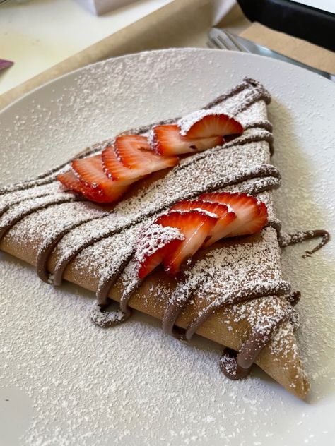 Crepes Nutella, Food Therapy, Yummy Comfort Food, Sweet Snacks Recipes, Delicious Snacks Recipes, Food Recepie, Food Obsession, Cafe Food, Yummy Food Dessert