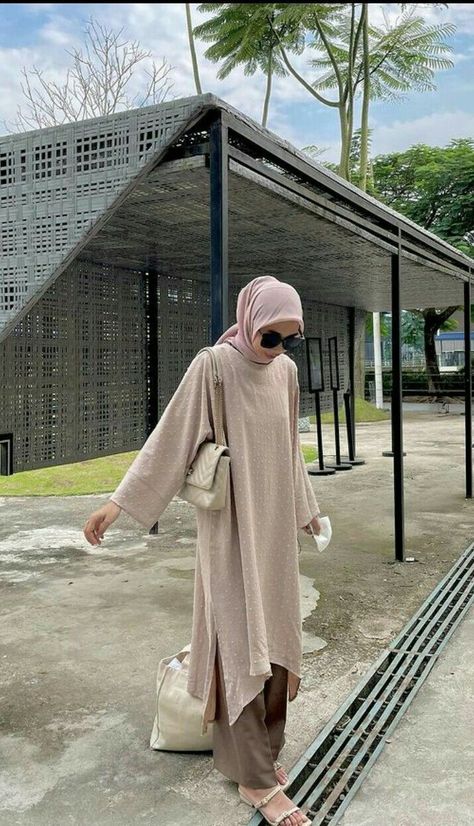 Uniqlo Women Outfit Hijab, Outfit Bukber, Tunik Hijab Style, Tunic Hijab, Uniqlo Women Outfit, Ootd Hijab Style, Tutorial Hijab Pashmina, Girls Dress Outfits, Muslim Outfits Casual