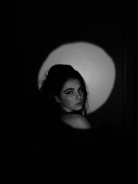 Dark Self Portrait Photography, Light And Dark Photography Ideas, Self Potraits Instagram, Self Potraits Idea Photography, Self Potraits Idea, Dark Photoshoot Ideas At Home, Spotlight Photoshoot Ideas, Sunset Photoshoot Ideas, Creative Self Portraits