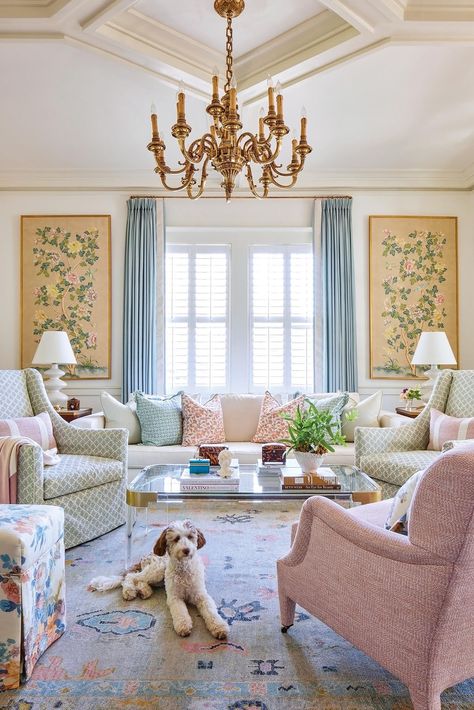 Designer Lauren Robbins shakes up a historic home in Augusta, Georgia, with an engaging palette, contemporary art, and a charismatic blend of old and new. Click the link to see the full redesign!   Photo by Hector Sanchez Grand Millennial Neutral, Grandmillenial Style Living Rooms, Grandmillennial Living Room, Preppy Interior Design, Grand Millennial Living Room, Grandmillenial Living Room, Contemporary Cottage Interiors, Southern Living Room, Nyc Living Room