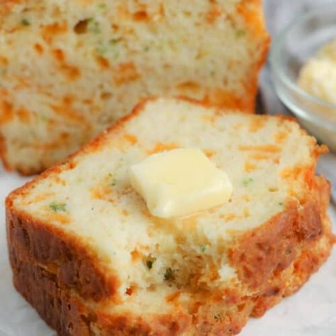 Cheese Bread (Quick Bread) - Spend With Pennies Cheese And Onion Bread Recipes, Garlic Beer Bread, Cheese And Onion Bread, Onion Cheese Bread, Herb Beer Bread, Easy Beer Cheese Soup, Cheese Loaf, Beer Bread Easy, Bread Quick