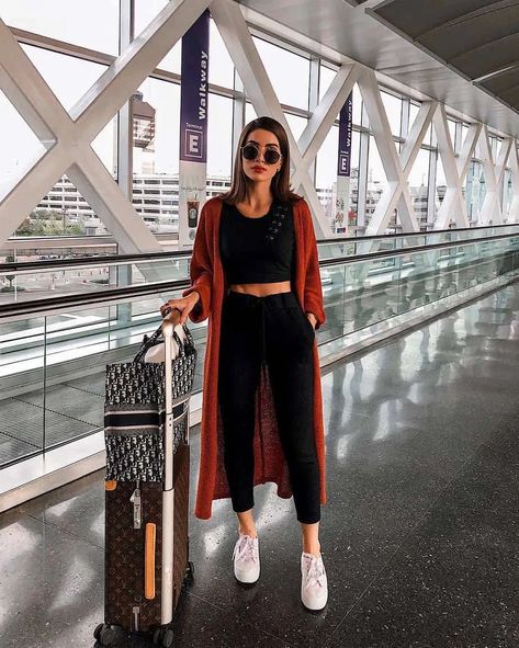 Chic Travel Outfit, Moda Casual Chic, Minimal Stil, Comfortable Travel Outfit, Casual Chique Stijl, Cute Travel Outfits, Airplane Outfits, Koral Activewear, Fashion Travel Outfit