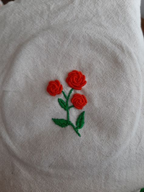 Easy Rose Embroidery, How To Embroider Roses, Small Rose Embroidery, Embroidery Rose Pattern, Embroider Rose, Embroidered Hats Ideas, Red Rose Embroidery, Embroidery Roses, Embroidery Napkins