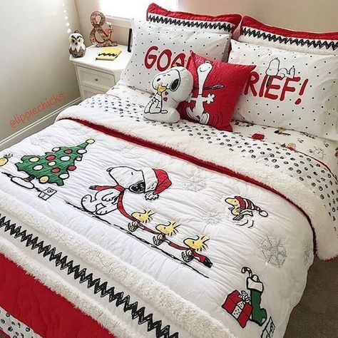 Holiday Bedroom, Snoopy Wallpaper, Peanuts Christmas, Christmas Bedding, Christmas Decorations Bedroom, Holiday Quilts, Charlie Brown Christmas, Snoopy Christmas, Christmas Bedroom