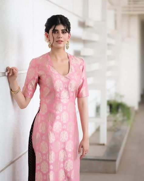 Kurti From Old Saree, Kurti Neckline, Sanjana Sanghi, Indian Outfits Modern, Silk Kurti Designs, Stylish Kurtis Design, Kurti Sets, Simple Lehenga, Fashion Show Dresses