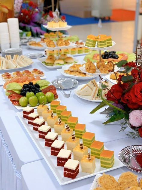 Teabreak Decor, Food Catering Ideas Buffet Tables, Pastries Buffet, Tea Party Desserts, Catering Food Displays, Sweet Buffet, Bistro Food, Sweet Bar, Party Food Buffet