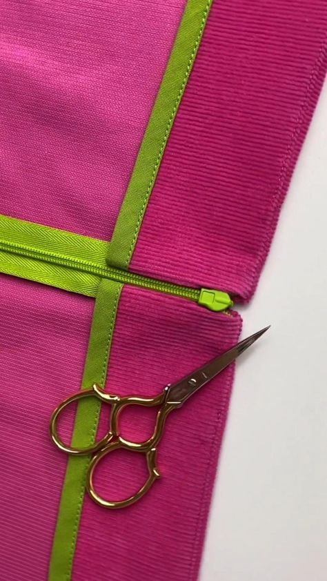 Sewing Zipper Tutorial, Zip Sewing, Zipper Sewing, Teaching Sewing, Penanda Buku, Sewing Machine Basics, Sewing Easy Diy, Zippers Fashion, Sewing Clothes Women