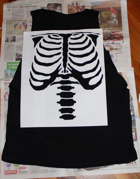 Bleach pin??? Skeleton Diy, Diy Skeleton, Diy Tie Dye Shirts, Diy Clothes Videos, Diy Tie, How To Tie Dye, Bleach Tie Dye, Tie Dye Diy, Skeleton Shirt