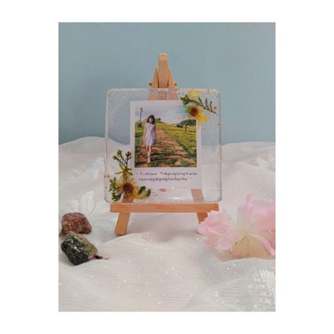 Epoxy resin frame Polaroid photo with flowers Resin Gifts With Pictures, Resin With Photo, Resin Frames Art, Resin With Photo Inside, Epoxy Photo Frames, Resin Photoframe Ideas, Resin Art Frame Ideas, Resin Artwork Ideas, Resin Photo Crafts