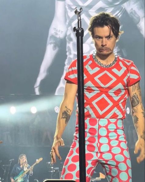 Harry Styles Silly, 2022 Outfits, Harry Styles Funny, Harry Styles Cute, Haikou, One Direction Harry, Harry Styles Pictures, Harry Styles Photos, Harry Styles Love On Tour