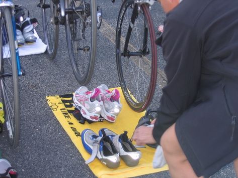 How to execute smooth, fast triathlon transitions - Sprint Triathlon Training Beginner, Triathlon Transition Bag, Triathlon Transition Set Up, Triathlon Spectator Signs, Race Walking, Triathlon Transition, Ironman Triathlon Training, Velcro Shoes, Lace Shoes