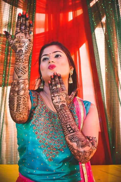 Mehandi Closeup Photo, Mehndi Girls Poss, Mehdi Pose, Mehandi Portraits, Mahendi Pose, Mehandi Shoot, Mehandi Poses, Mehendi Shoot, Mehndi Dulhan