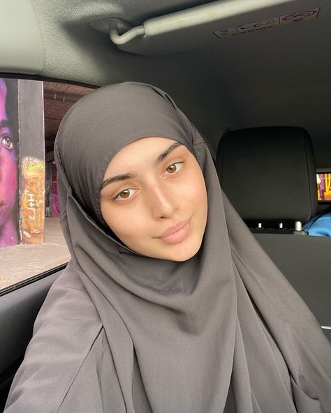 effortless on Instagram: “Quran melts hard hearts and heals the broken ones 💌 #nofilterneeded #jilbab” Muslims Aesthetic, Muslim Girl Aesthetic, Muslim Girl Outfits, Hijab Makeup, Stile Hijab, Hijab Style Tutorial, Crazy Women, Muslim Couple Photography