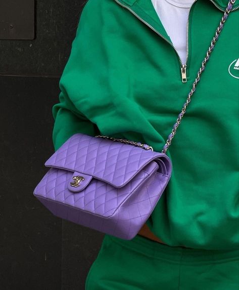 Purple Bag Aesthetic, Purple Bags Outfit, Summer Inspo Outfits, Emili Sindlev, Purse Outfit, Luxury Green, Statement Handbag, Purple Handbags, Chanel Outfit