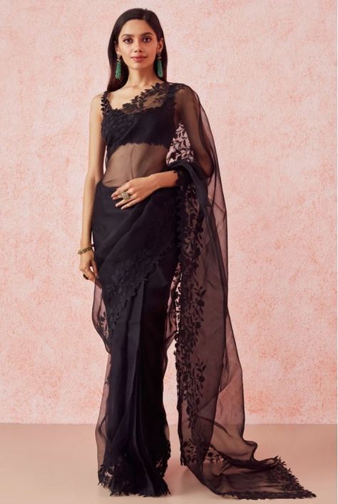 Saree Modern Look, Engagement Dress For Bride Sister, Black Net Saree, Kajol Saree, Bollywood Love, Mehndi Wedding, Wedding Bollywood, Saree Organza, Jenner House