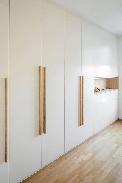 White Brown Wardrobe Design, Wardrobe White And Wood, White And Wooden Wardrobe Design, Wooden Handle Wardrobe, White Wooden Wardrobe, Armoire Pax, Bedroom Built In Wardrobe, White Closet, Bedroom Interior Design Luxury