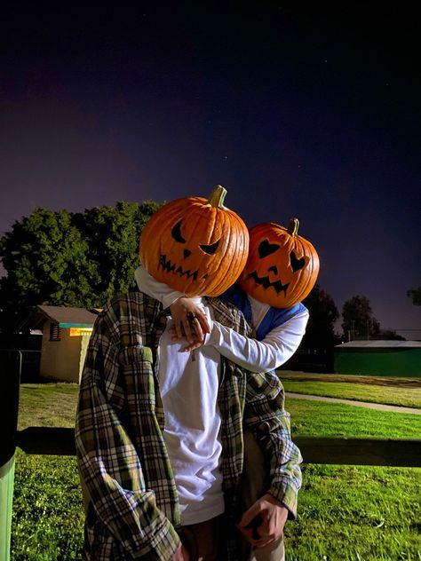 Creative Pumpkin Head Couples Photoshoot IdeasCapture the spooky season with a fun and creative pumpkin head couples photoshoot. Perfect for adding a unique twist to your Halloween memories! 🎃📸✨ #PumpkinHead #CouplesPhotoshoot #HalloweenInspiration #SpookySeason #CreativePhotography Couples Carved Pumpkins, Fall Couple Photos, Pumpkin Heads, Cute Pumpkin Carving, Shooting Couple, Halloween Date, Halloween Parejas, Pumkin Carving, Pumpkin Pictures