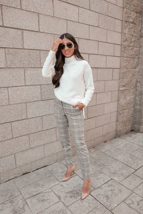 Business Casual Outfits For Women Gray Pants, Fall Outfit Black Dress Pants, Business Professional Outfits Plaid Pants, Big Sweater Work Outfit, Women Plaid Pants Outfit, Light Plaid Pants Outfit, Grey Houndstooth Pants Outfit, Plaid Ankle Pants Outfit, Dress Pants Sweater Outfit