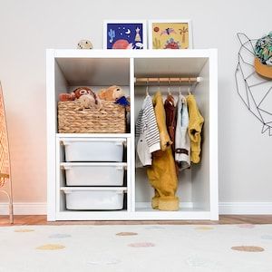 Diy Montessori Wardrobe, Kallax Wardrobe, Ikea Baby Room, Ikea Montessori, Diy Kallax, Montessori Wardrobe, Ikea Hack Living Room, Ikea Hack Bedroom, Ikea Hack Kids