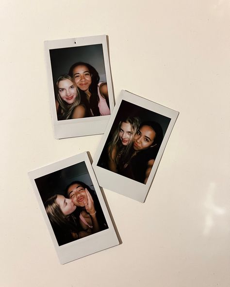 Picture Of Polaroid Pictures, Polariod Aesthetic Girl, Best Friend Polaroid Pictures Aesthetic, Cute Polaroid Pictures With Friends, Polaroid Ideas Poses Couple, Polaroid Friends Aesthetic, Polaroid Couple Aesthetic, Polaroid Pictures With Friends, Polaroid Poses Friends