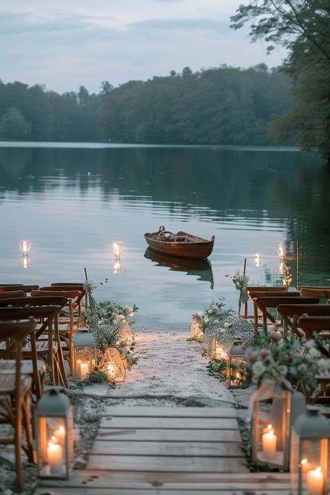 29 pequeñas ideas para una boda única e inolvidable - My Elegant Home Small Beach Ceremony Simple, Lakeside Boho Wedding, Backyard Lake Wedding Ceremony, Wedding By A River, Lake Wedding Diy, Lake Wedding Ideas Summer, Boat Dock Wedding Ceremony, Intimate Fall Wedding Ideas, Washington Wedding Venues Outdoor