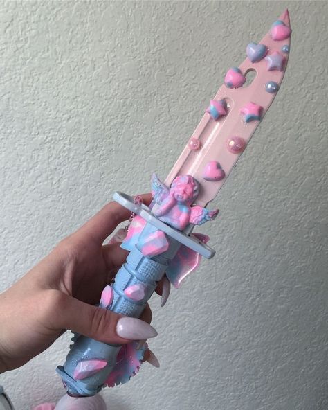 Knife Hello Kitty, Aesthetic Images Pink, Hello Kitty Knife, Aesthetic Knife, Knives Aesthetic, Cute Knife, Pink Knife, Aesthetic Hello Kitty, Knife Aesthetic