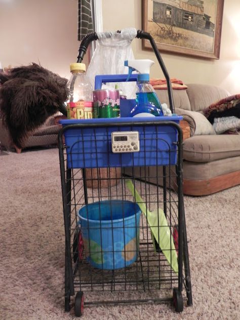 A Cleaning Cart (on wheels).  What a fabulous idea!  Must make this for myself!!! Cinderella Cleaning, Housekeeping Business, Cleaning Cart, Cleaning Caddy, Cleaning Supplies Organization, Diy Home Cleaning, Cleaning Day, Cleaning Closet, Cleaning Business