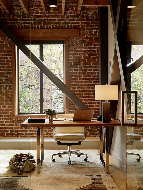 Exposed brick wall backdrop is perfect for the industrial home office [Design: Palmer Weiss Interior Design] Industrial Home Office Design, Industrial Home Office, Apartment Livingroom, Modern Brick House, Brick House Designs, Industrial Home Offices, Brick Wall Backdrop, Office Closet, Industrial Office Design