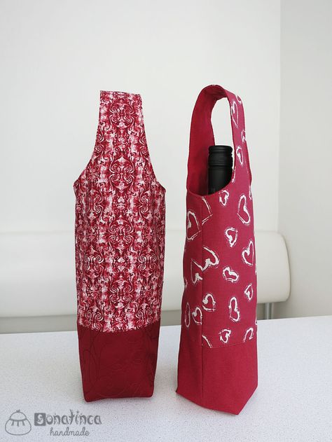 DIY Tutorial and Pattern a Bag for wine. How To Make Wine Bottle Bags, Wine Bags To Sew, Wine Bottle Bags Pattern, Wine Carrier Pattern, Fabric Wine Bottle Bag, Wine Bag Pattern, Fabric Wine Bags, Wine Bottle Bags, Wine Purse