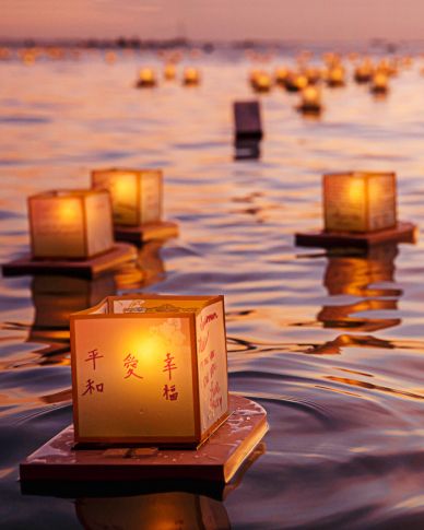 The toro nagashi is a Japanese tradition of floating paper lanterns down a river. Learn more at #THouse #Japan #obon #travel Floating Paper Lanterns, Floating Lanterns, Japanese Festival, Japanese Lanterns, Lantern Festival, Human Poses Reference, Sumi E, Paper Lanterns, Candle Lanterns