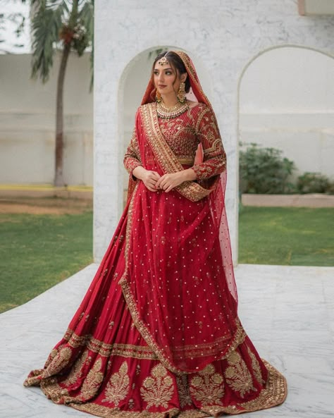 Bride Photoshoot Poses Red Reception Dress Brides, Bride Dupatta Style, Bride Dupatta Draping, Pakistani Bridal Dupatta Draping Styles, Red Lehenga Bride, Bridal Dupatta Draping Styles, Lehenga Drape, Gold Bridal Dress, Pakistani Bridal Look