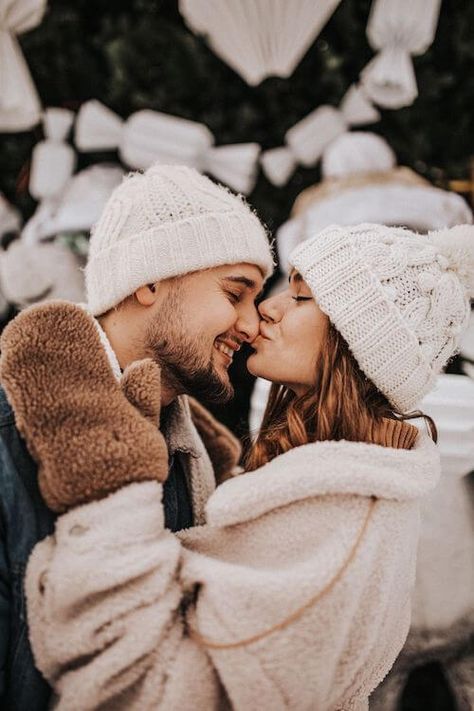 Looking for the best winter couple photoshoot ideas? Check this post for the best photoshoot tips on how to take perfect winter couple photos including photoshoot outfits, poses and ideas to copy directly. And you also can find cute winter couple goals to add to your list. Couple Cristhmas Photoshoot, Christmas Photoshoot Ideas Couples, Christmas Photo Ideas For Couples, Winter Love Couple, Couple Winter Photoshoot, Christmas Photoshoot Ideas For Couples, Couple Photoshoot Winter, Couples Winter Photoshoot, Winter Couple Photoshoot