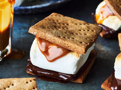 These campfire s’mores get a delicious upgrade from homemade graham crackers and salted caramel. Caramel Smores, Homemade Graham Crackers, Quick Dessert Recipes, Chocolate Squares, Icebox Cake, Crispy Treats, Quick Desserts, S Mores, Chocolate Desserts