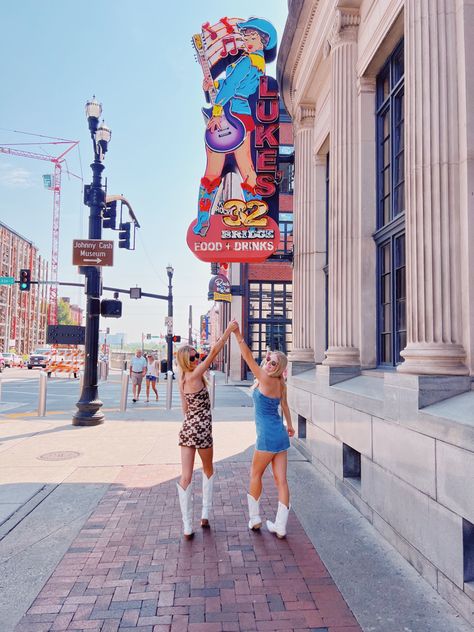 Tennessee Vacation Pictures, Nashville Insta Pics, Nashville Friend Pictures, Preppy Nashville Outfits, Nashville Girls Trip Aesthetic, Nashville Instagram Pictures, Nashville Poses, Nashville Photo Ideas, Nashville Birthday Outfit