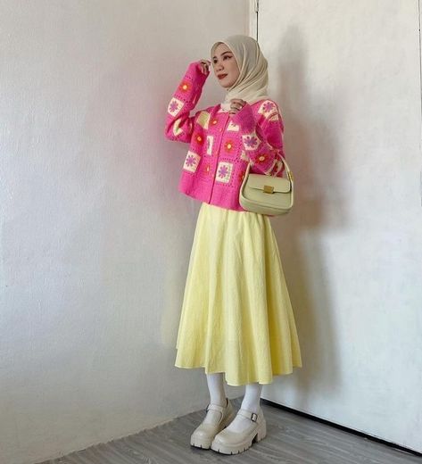 Colorful Outfits Hijab, Kawaii Outfits Pink, Farah Nabilah, Retro Hijab, Outfit Ideas Korean Style, Ootd Hijab Style, Yellow Love, Cute Handbag, Outfit Retro