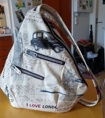 Sew Scoundrel: Tutorial: DIY backpack / sling bag with lining and pockets Sewing Backpack, Diy Rucksack, Backpack Tutorial, Sac Diy, Denim Backpack, Diy Backpack, Diy Bags Patterns, Trendy Sewing, Backpack Pattern