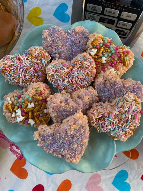 Gotta have Taylors heart shaped rice krispie treats at a Lover party! Shaped Rice Krispie Treats, Rice Krispies Treat, Birthday Party Drinks, Taylor Swift Birthday Party Ideas, Taylor Swift Birthday Party, Taylor Swift Birthday, Anti Valentines Day, Rice Crispy Treats, Drinks And Food