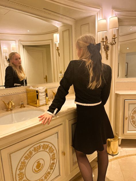 Ritz Bathroom, Money Rich Aesthetic, Ritz Afternoon Tea, Paris Ritz, Grace Foley, Outfit Old Money, Afternoon Tea London, Ritz Paris, Aesthetic Old