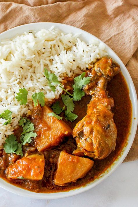 Chicken And Potato Curry, Naan Roti, Indian Chicken Curry, Curry Chicken And Rice, Chicken Lunch Recipes, Curry Recipes Easy, Comfort Dinner, Indian Chicken Recipes, Chicken Curry Recipe