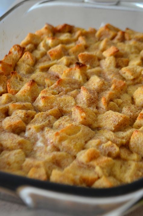 Bread Pudding With Vanilla Sauce, Classic Bread Pudding, Pudding Recept, Bread Pudding Easy, Pane Dolce, Vanilla Sauce, Bread Pudding Recipe, Easy Bread, Irish Recipes