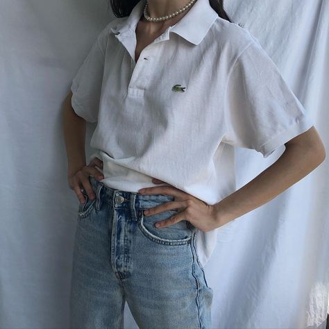 White Polo T Shirt Outfit Women, Polo Fits Women, Lacoste Polo Shirt Women Outfit, Polo Street Style, White Polo Outfit Women, Vintage Shirts Outfit, White Polo Outfit, Polo Shirt Outfit Women's, Lacoste Vintage