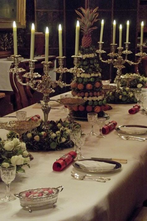 Victorian Dinner Party Aesthetic, Gothic Dinner Party Victorian Halloween, Victorian Decorations Party, Gothic Victorian Party Decor, Victorian Era Birthday Party, Dark Academia Bday Party, Victorian Party Theme Table Settings, Victorian Theme Party Decor, Victorian Birthday Theme