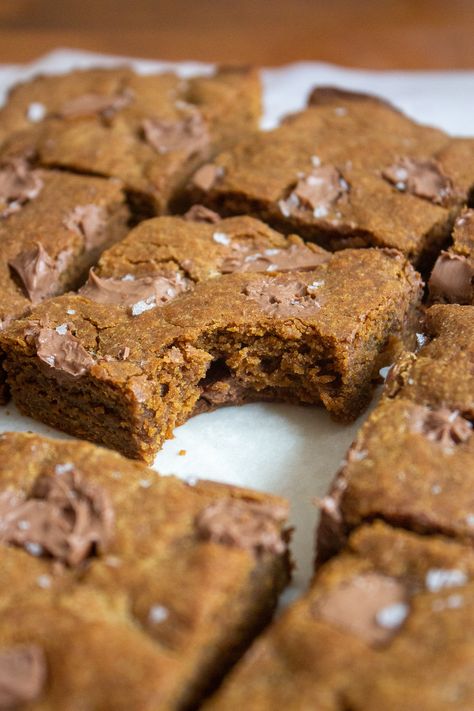 Gooey Cookie Butter Chocolate Chunk Bars What Is Cookie Butter, Cookie Butter Bars, Speculoos Cookies, Popular Cookies, Biscoff Cookie Butter, Baking Homemade, Gooey Cookies, Biscoff Cookies, Cinnamon Cookies