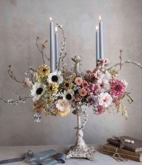 Floral Party Ideas, Candelabra Flowers, Floral Centrepieces, Wedding Flower Design, Modern Wedding Flowers, Candle Wedding Centerpieces, Dutch Masters, Candy Flowers, Flower Vase Arrangements