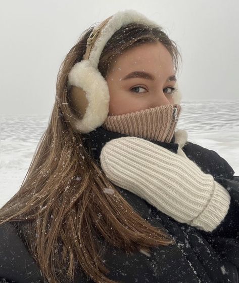 Beige Aesthetic Outfit Winter, Ugg Gloves Outfit, White Jacket Outfit Aesthetic, White Jacket Outfit Winter, Winter Gloves Outfit, Romanticize Winter, Winter Outfits Black Women, Blonde Inspiration, Winter Going Out Outfits