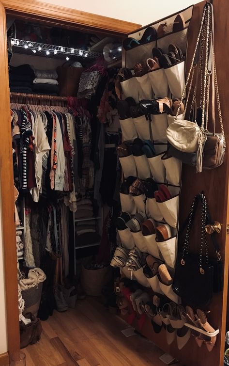 tiny closet organization A Lot Of Clothes Small Closet, Tiny Closet Storage, Cottagecore Walk In Closet, Wardrobe Organisation Small Tiny Closet, Vintage Closet Organization Ideas, Vintage Closet Ideas, Grunge Closet Organization, Small Closet Aesthetic, Goth Walk In Closet